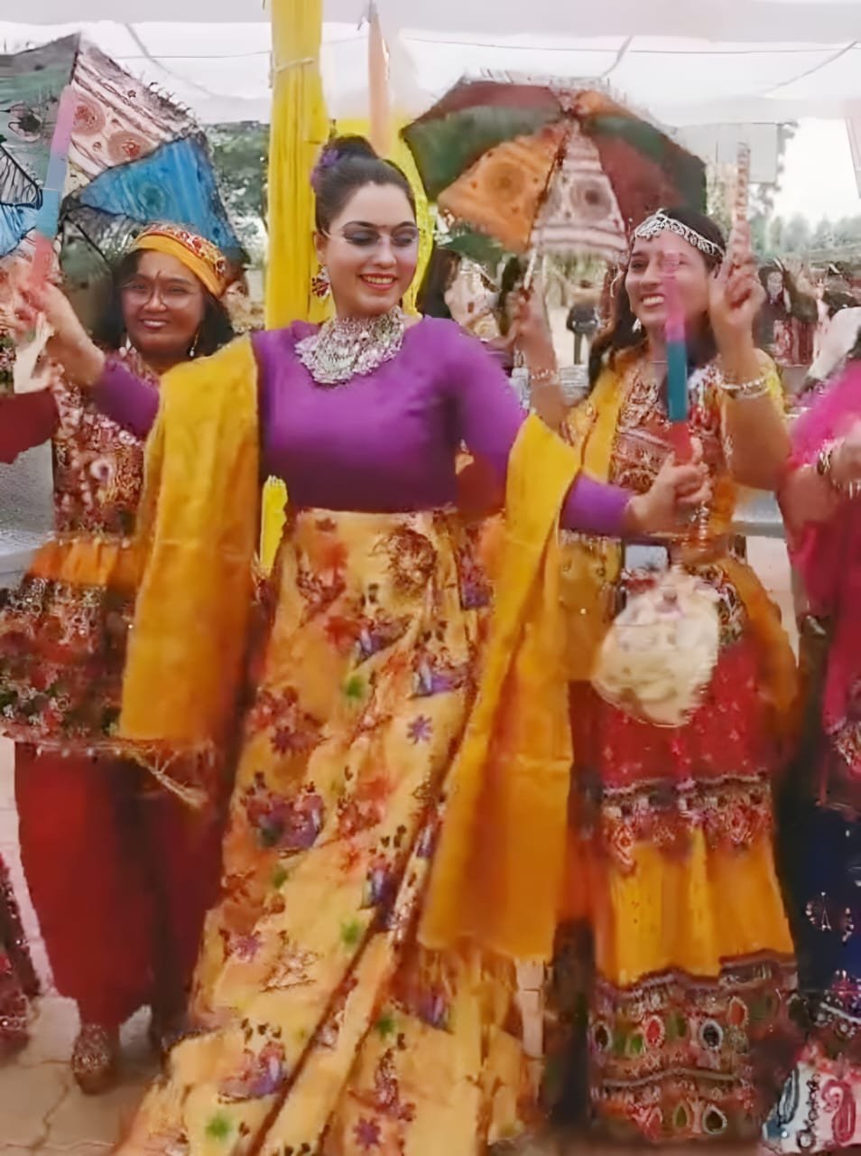 धार रोड स्थित विद्यांजलि इंटरनेशनल स्कूल पहुंची अभिनेत्री सारिका दीक्षित